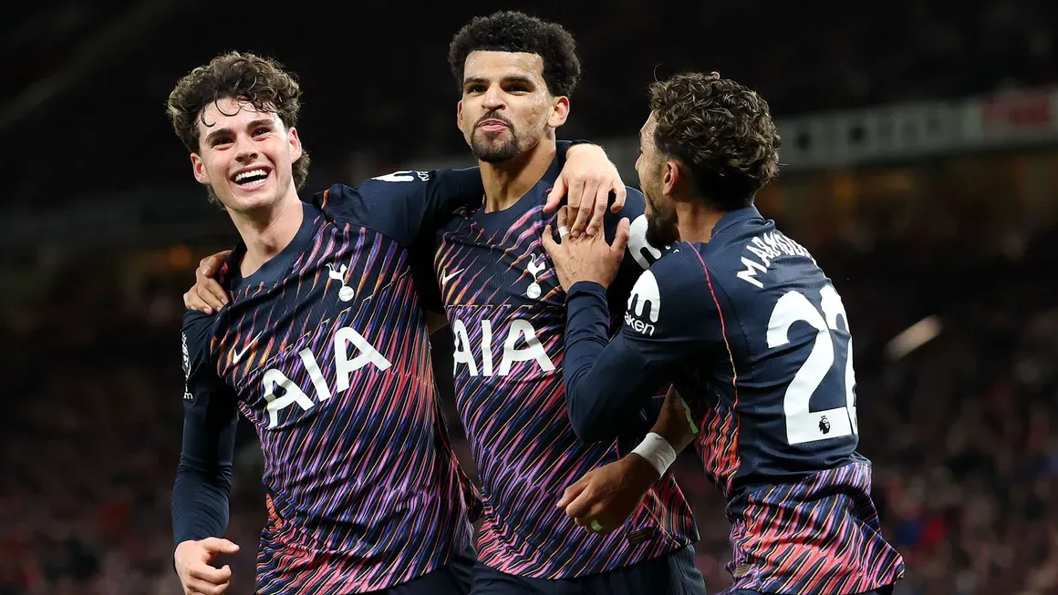 Spurs players celebrating a goal